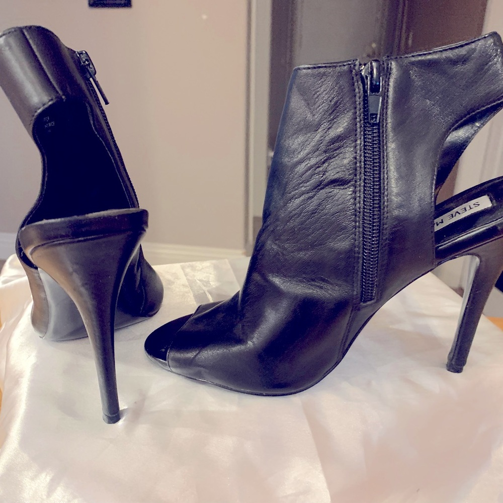 Steve Madden black leather heel zipper booties.